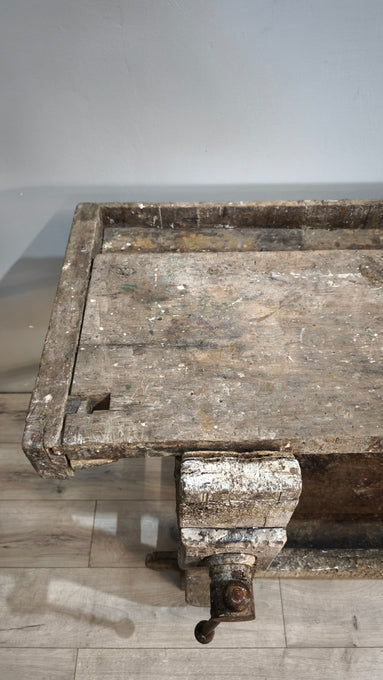 259 Vecchio banco da falegname in legno con morsa e cassetto centrale