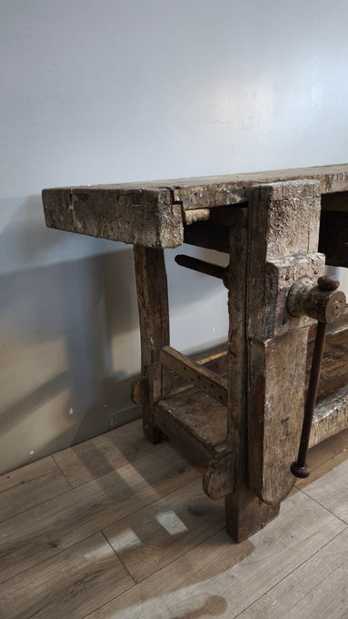 259 Vecchio banco da falegname in legno con morsa e cassetto centrale