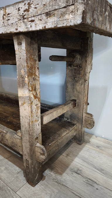 259 Vecchio banco da falegname in legno con morsa e cassetto centrale