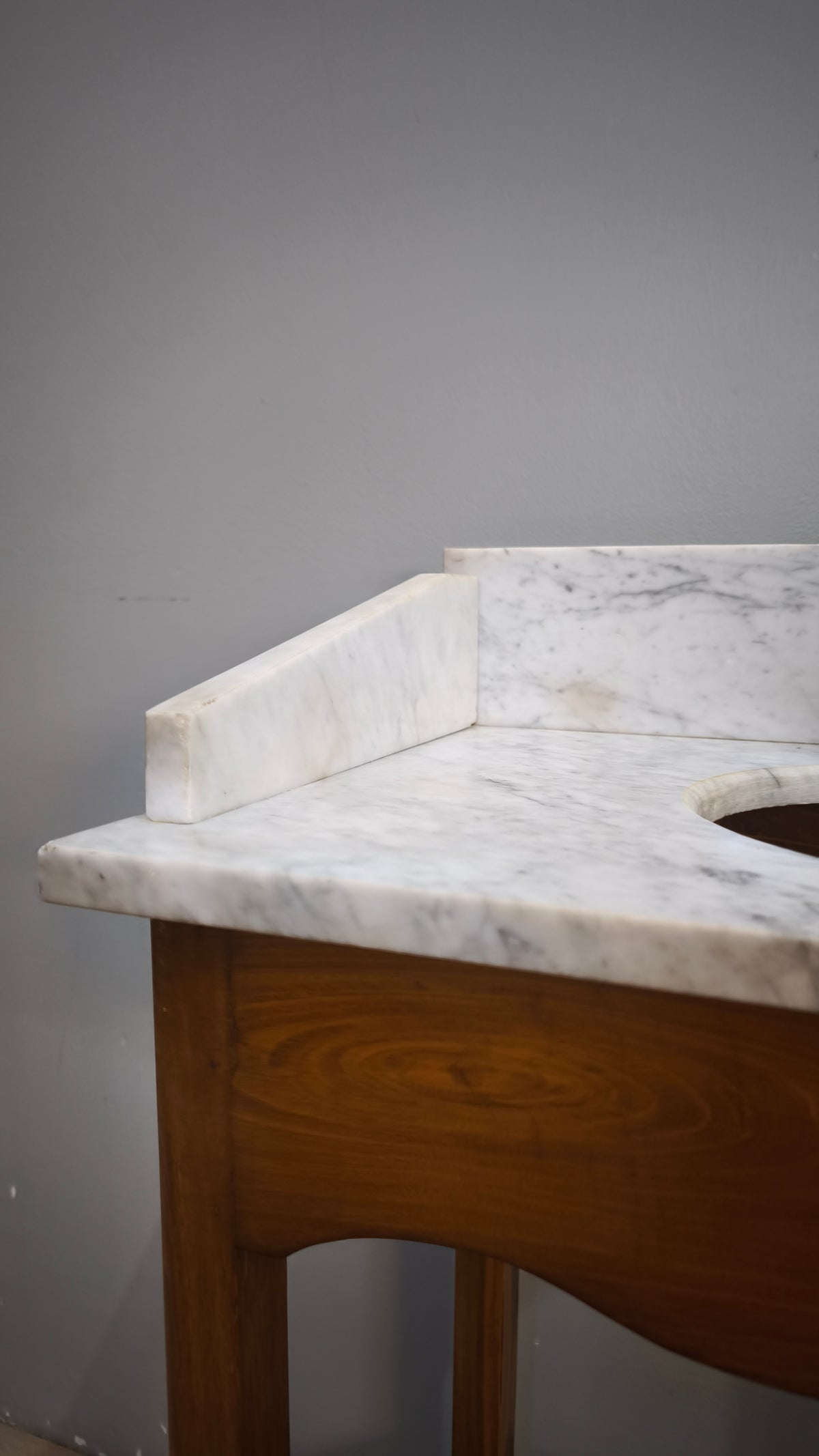 93523 Toletta in legno con piano in marmo e catini