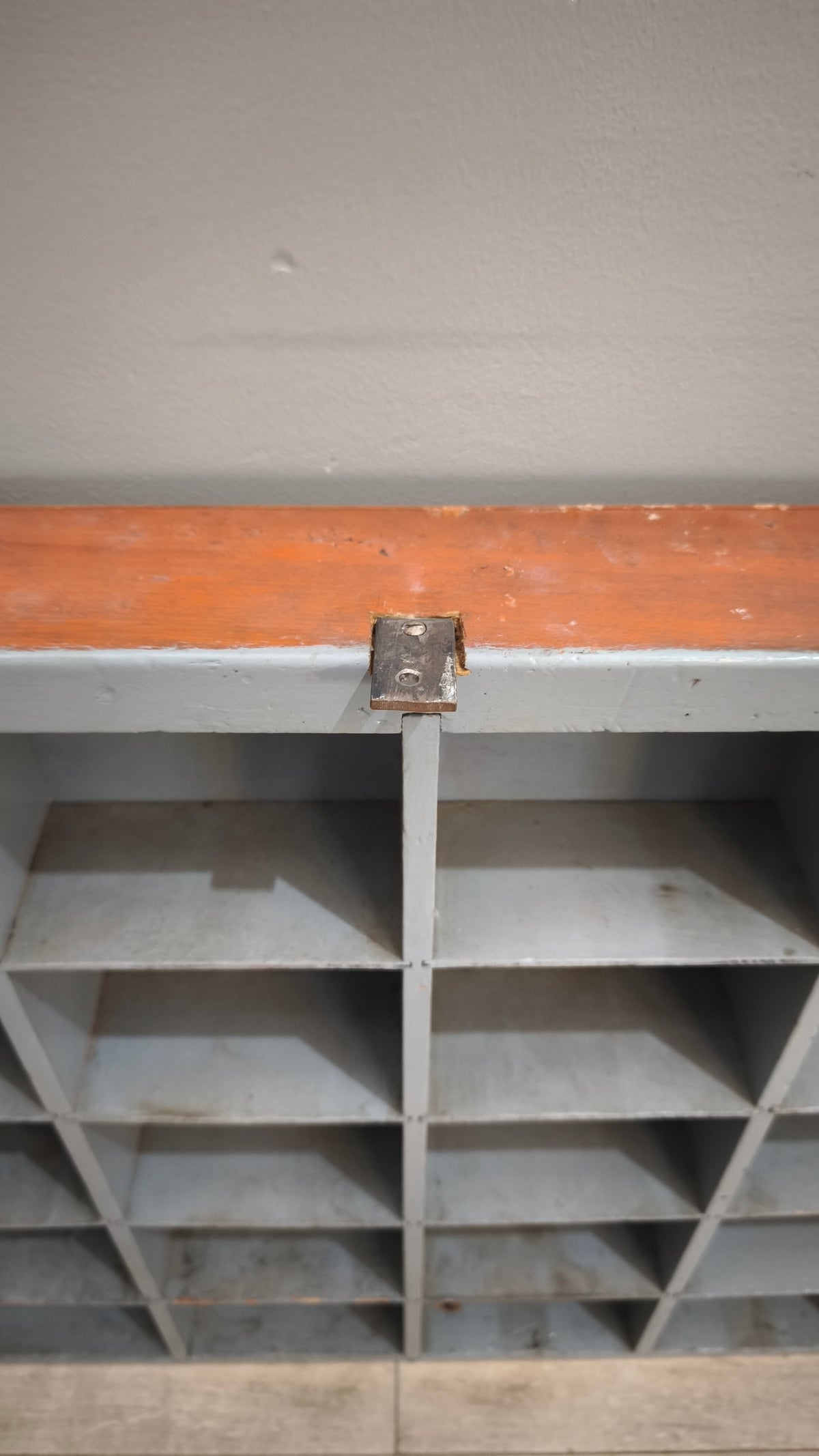267 Scaffale porta minuterie in legno dipinto grigio