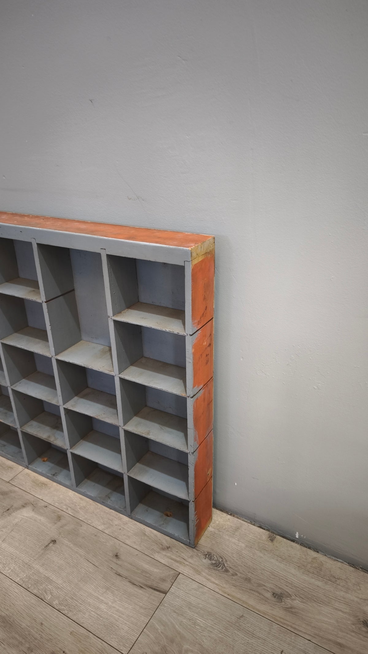 267 Scaffale porta minuterie in legno dipinto grigio