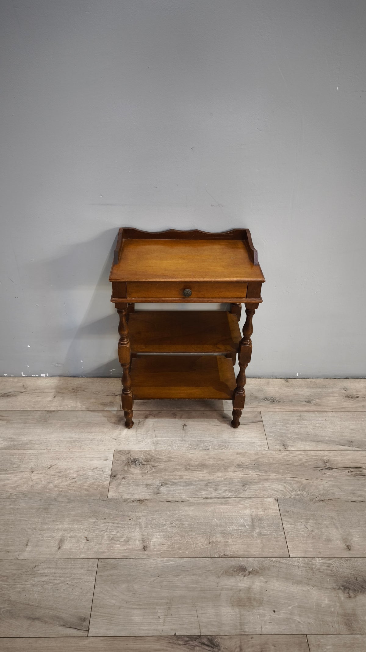 93580 Mobiletto porta telefono in legno con cassetto e tre ripiani