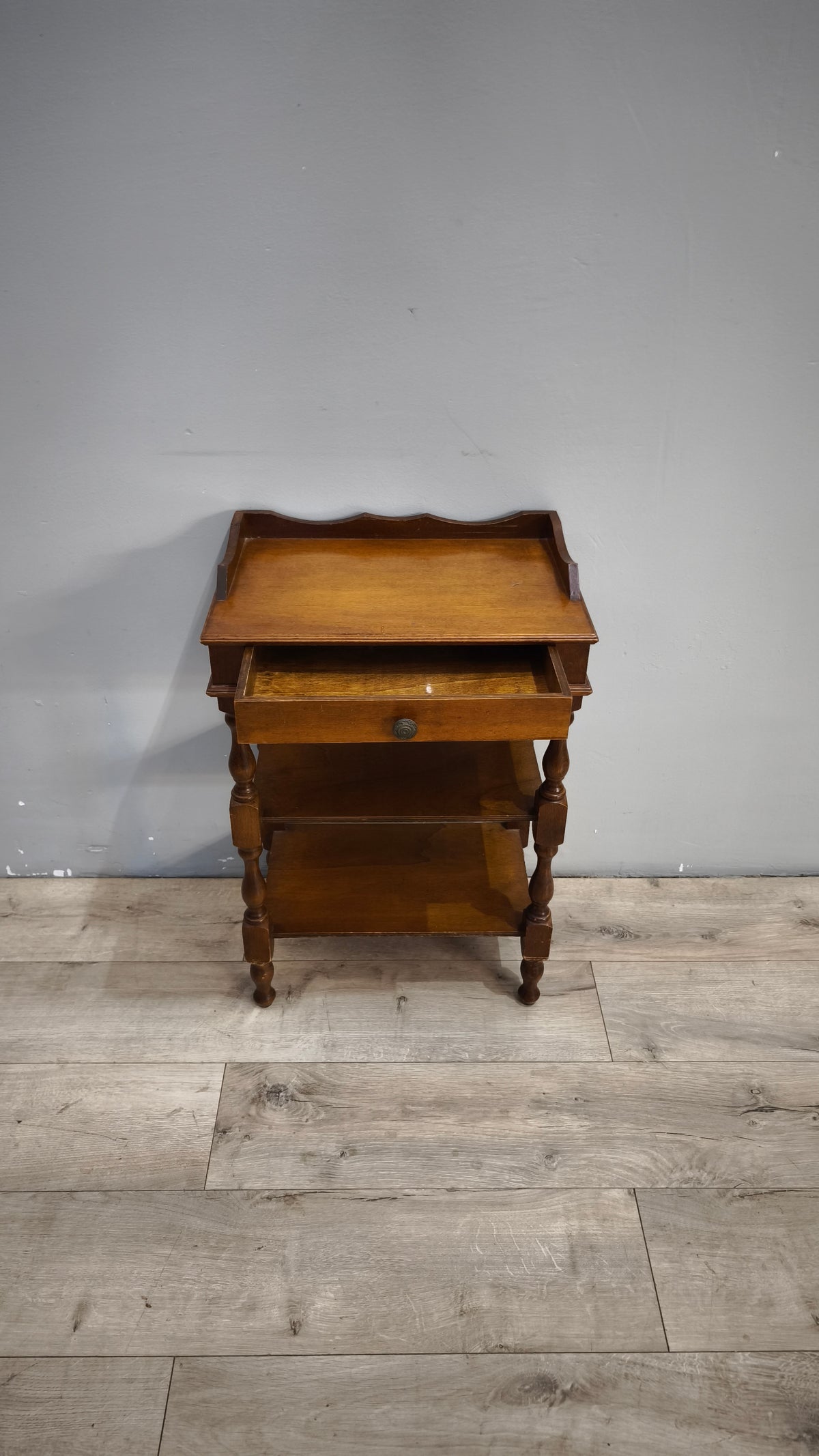 93580 Mobiletto porta telefono in legno con cassetto e tre ripiani