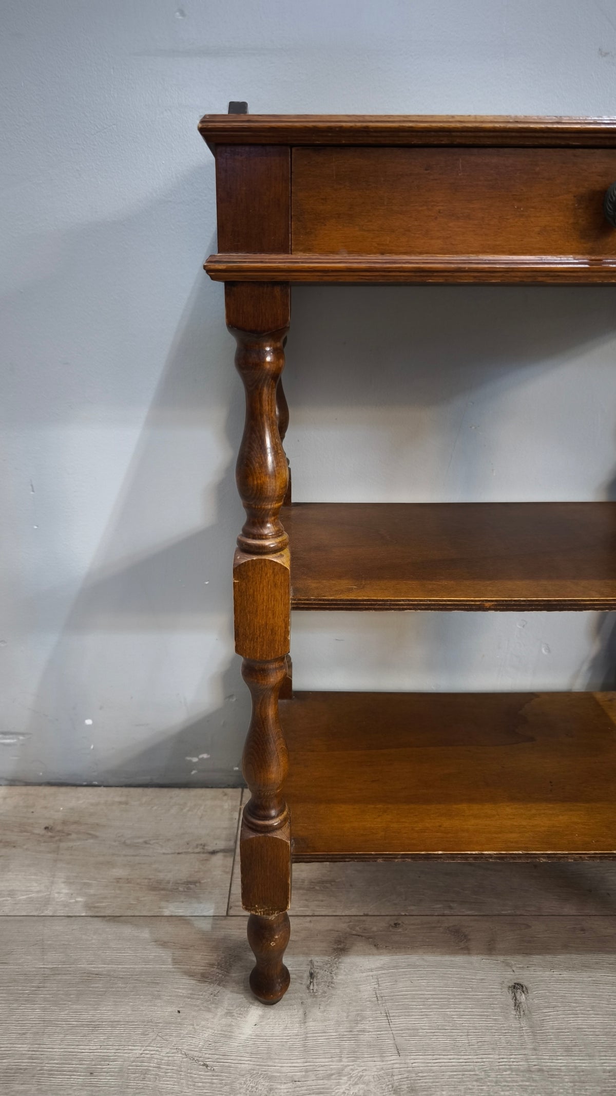 93580 Mobiletto porta telefono in legno con cassetto e tre ripiani