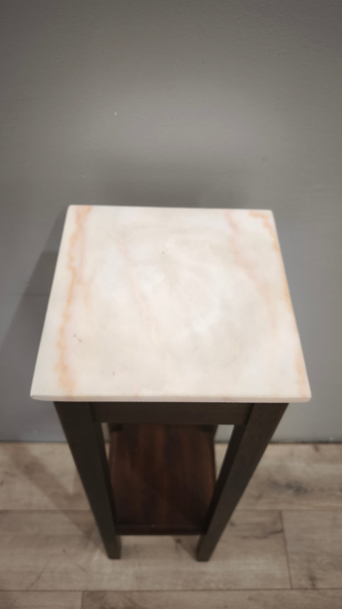 93612 Alzata in legno con piano in marmo