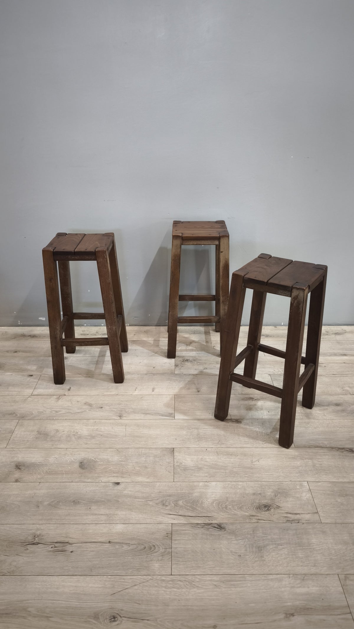 93611 Sgabello alto in legno