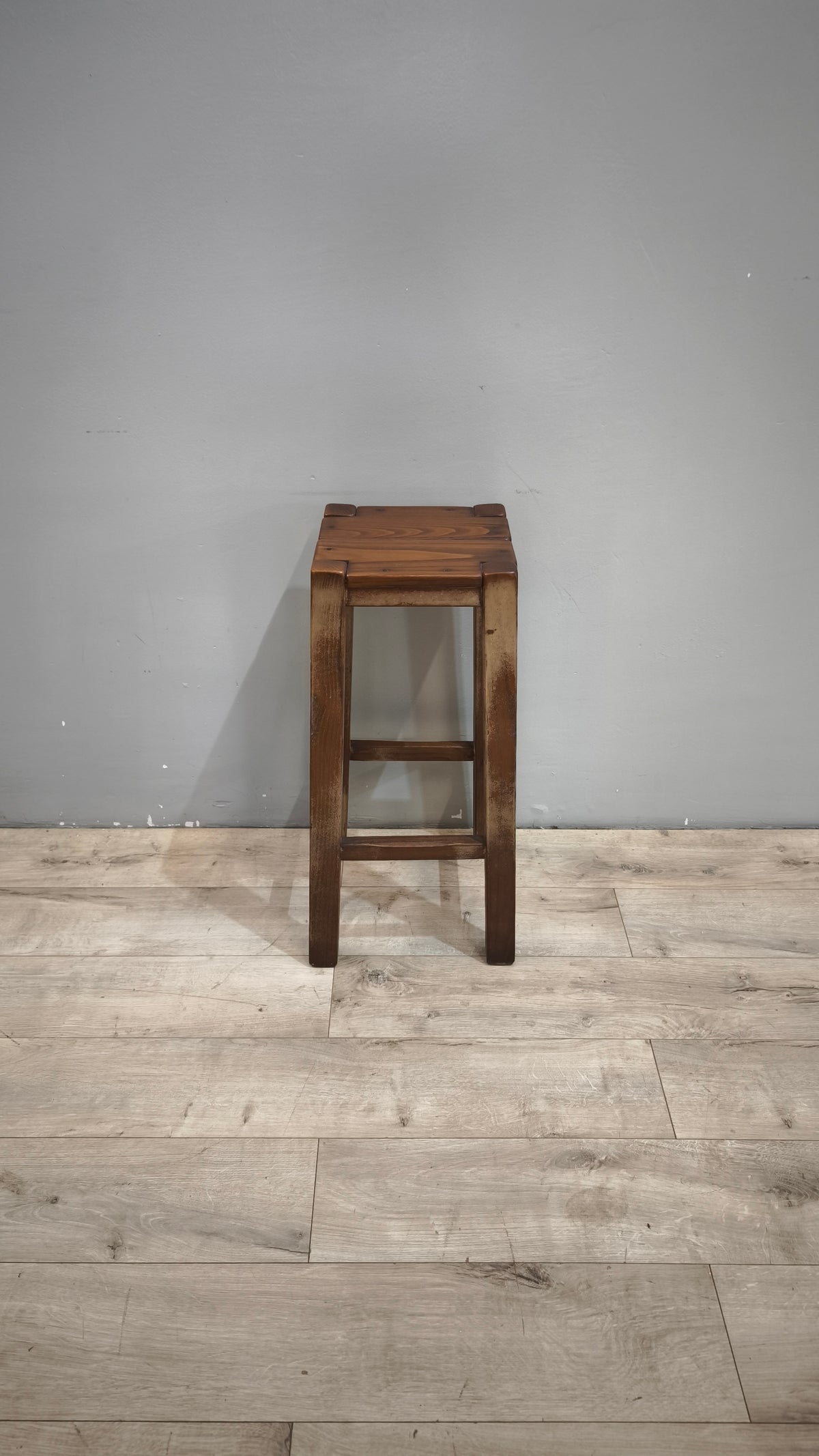 93611 Sgabello alto in legno
