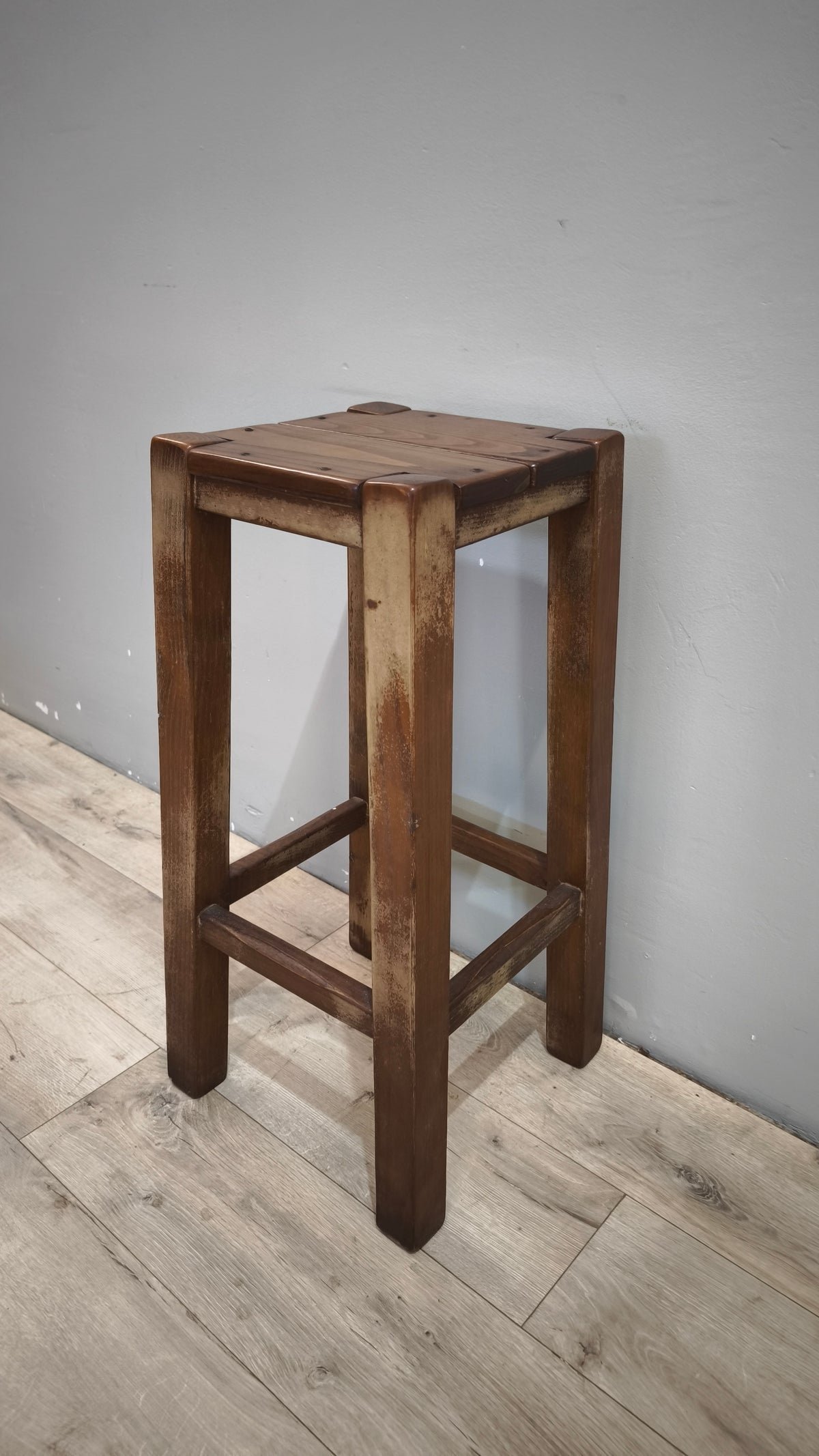 93611 Sgabello alto in legno