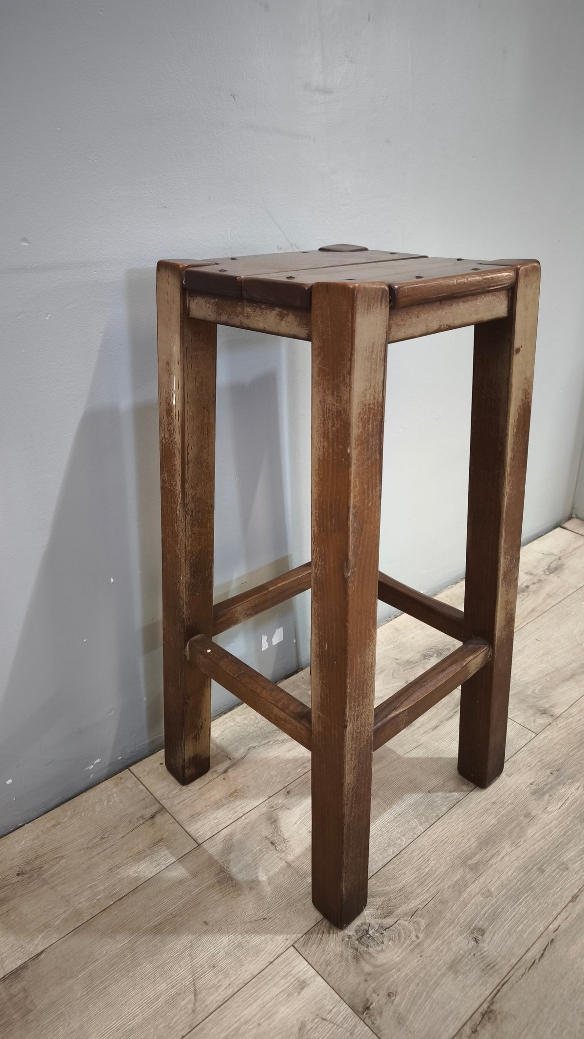 93611 Sgabello alto in legno