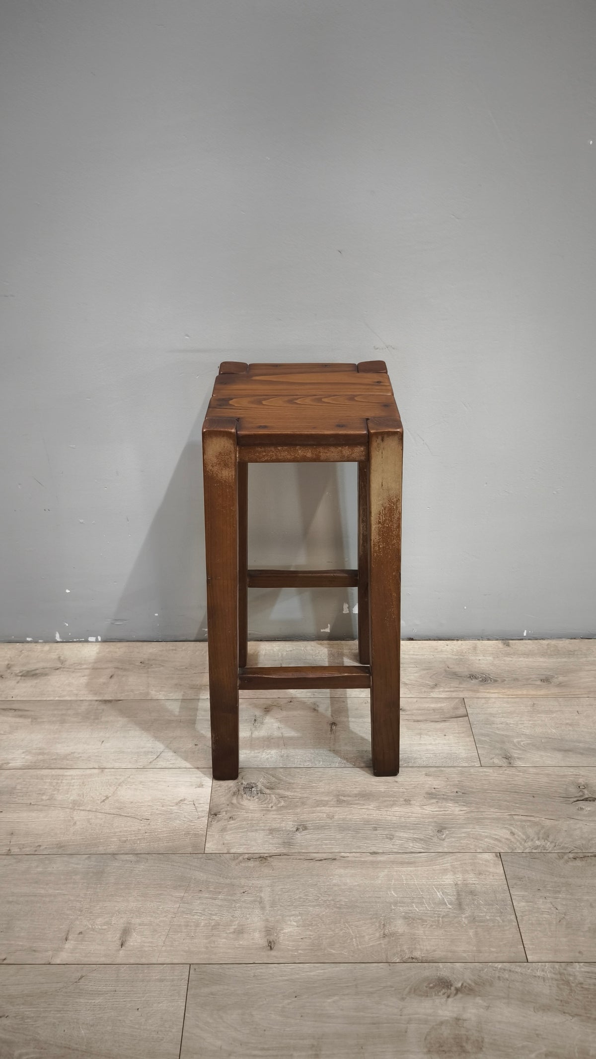 93611 Sgabello alto in legno