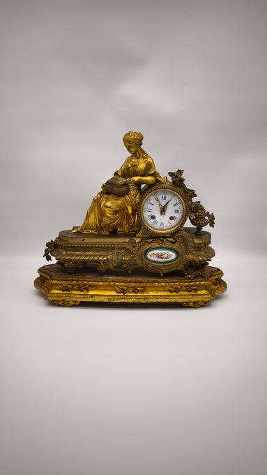93221 Orologio con dama in metallo dorato e alzata in legno