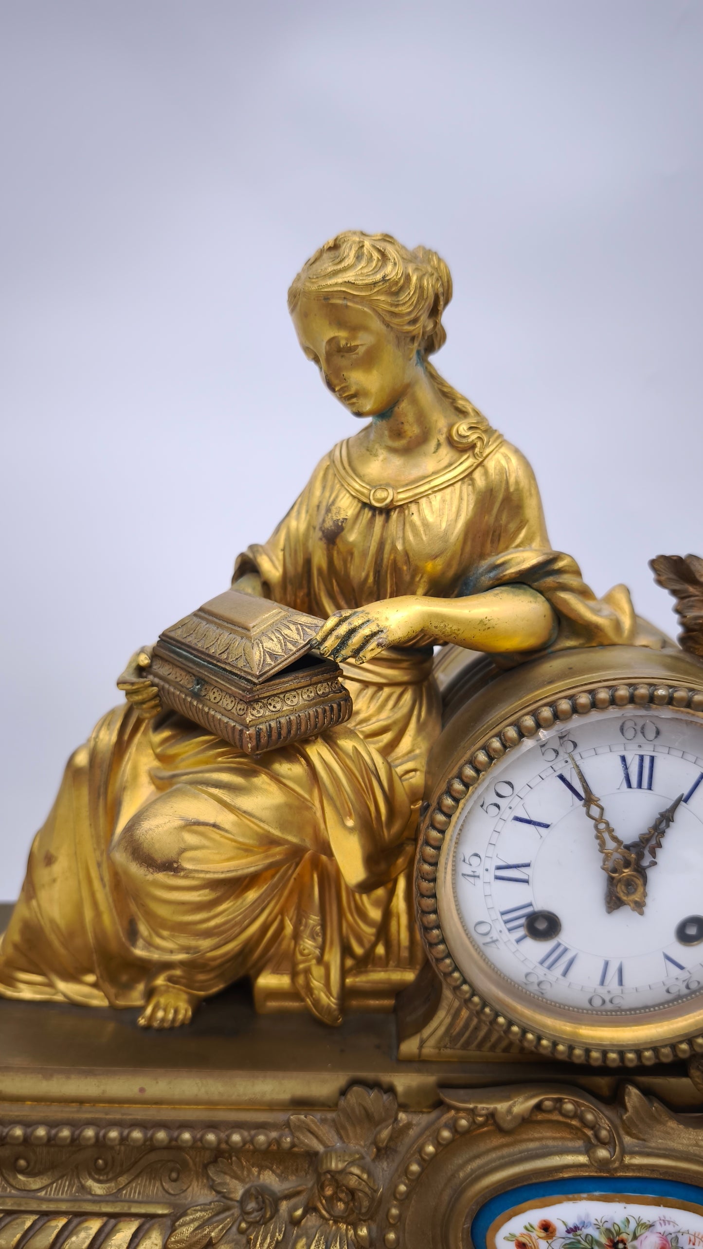 93221 Orologio con dama in metallo dorato e alzata in legno