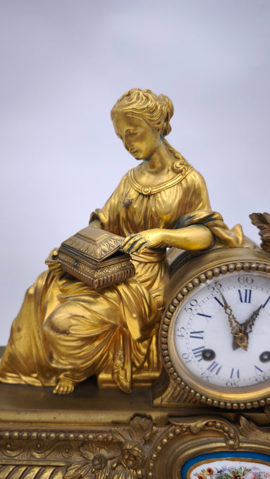 93221 Orologio con dama in metallo dorato e alzata in legno