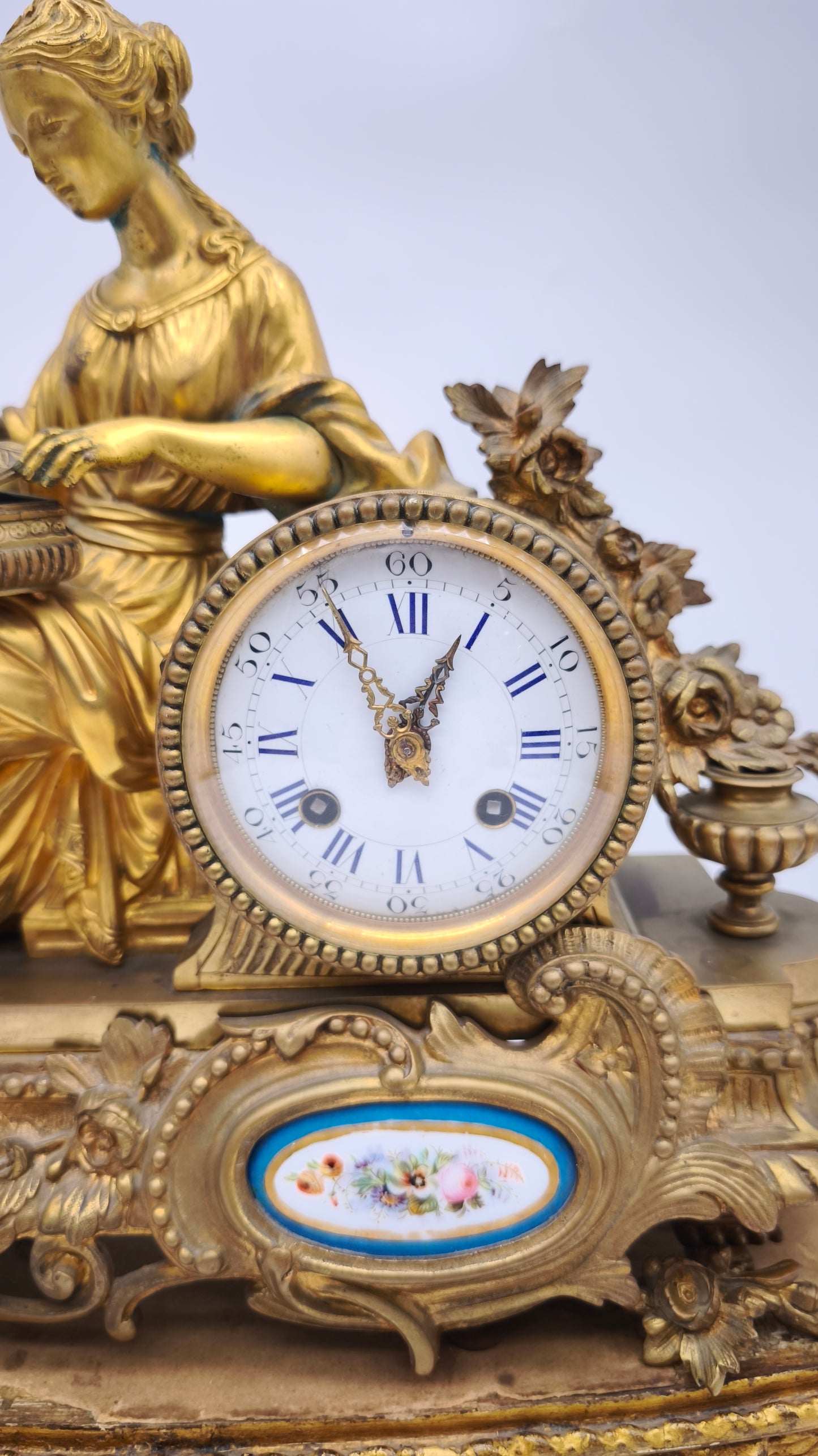 93221 Orologio con dama in metallo dorato e alzata in legno