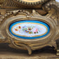 93221 Orologio con dama in metallo dorato e alzata in legno