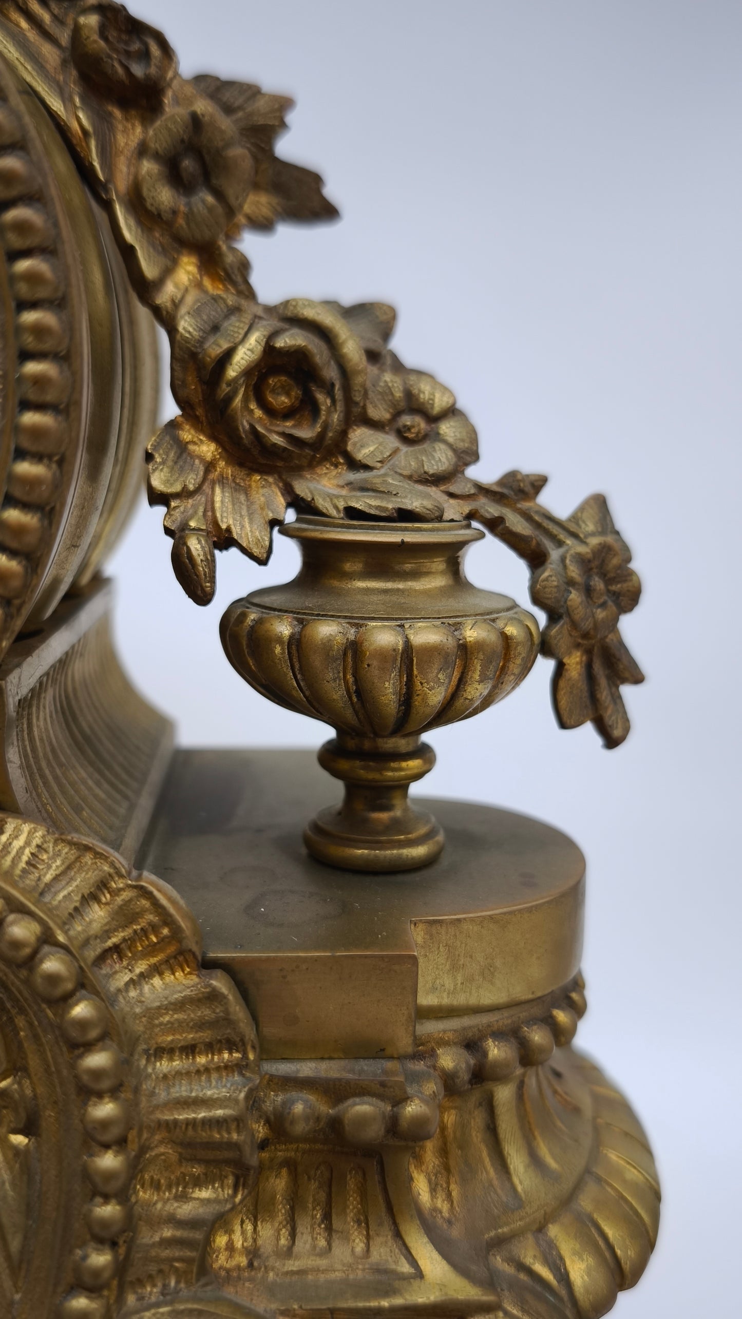93221 Orologio con dama in metallo dorato e alzata in legno
