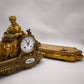 93221 Orologio con dama in metallo dorato e alzata in legno