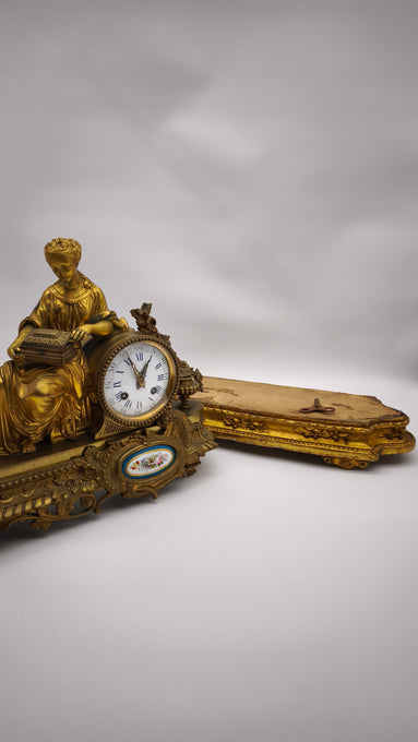 93221 Orologio con dama in metallo dorato e alzata in legno
