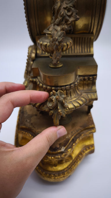 93221 Orologio con dama in metallo dorato e alzata in legno