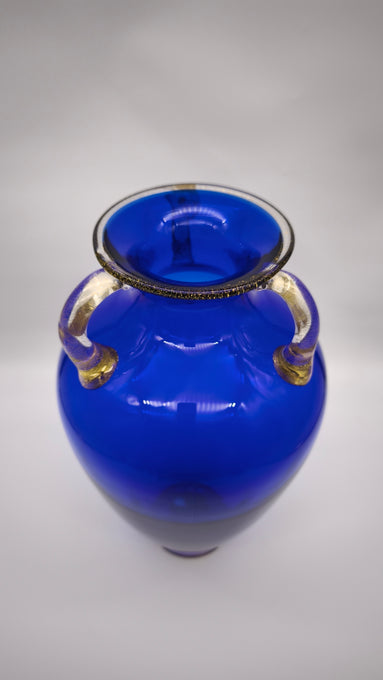 93290 Vaso in vetro soffiato di Murano La Murrina blu con manici dorati