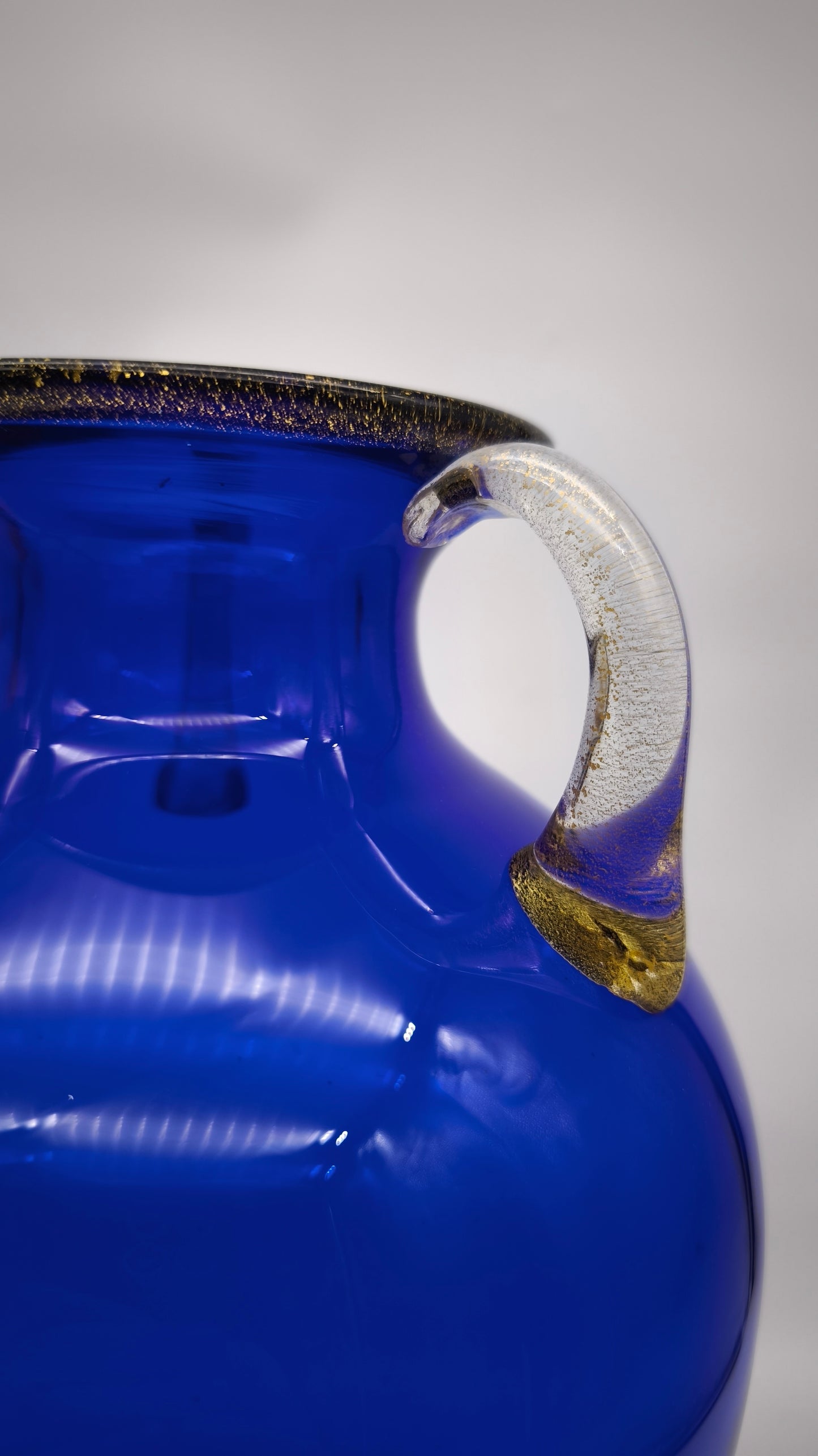 93290 Vaso in vetro soffiato di Murano La Murrina blu con manici dorati
