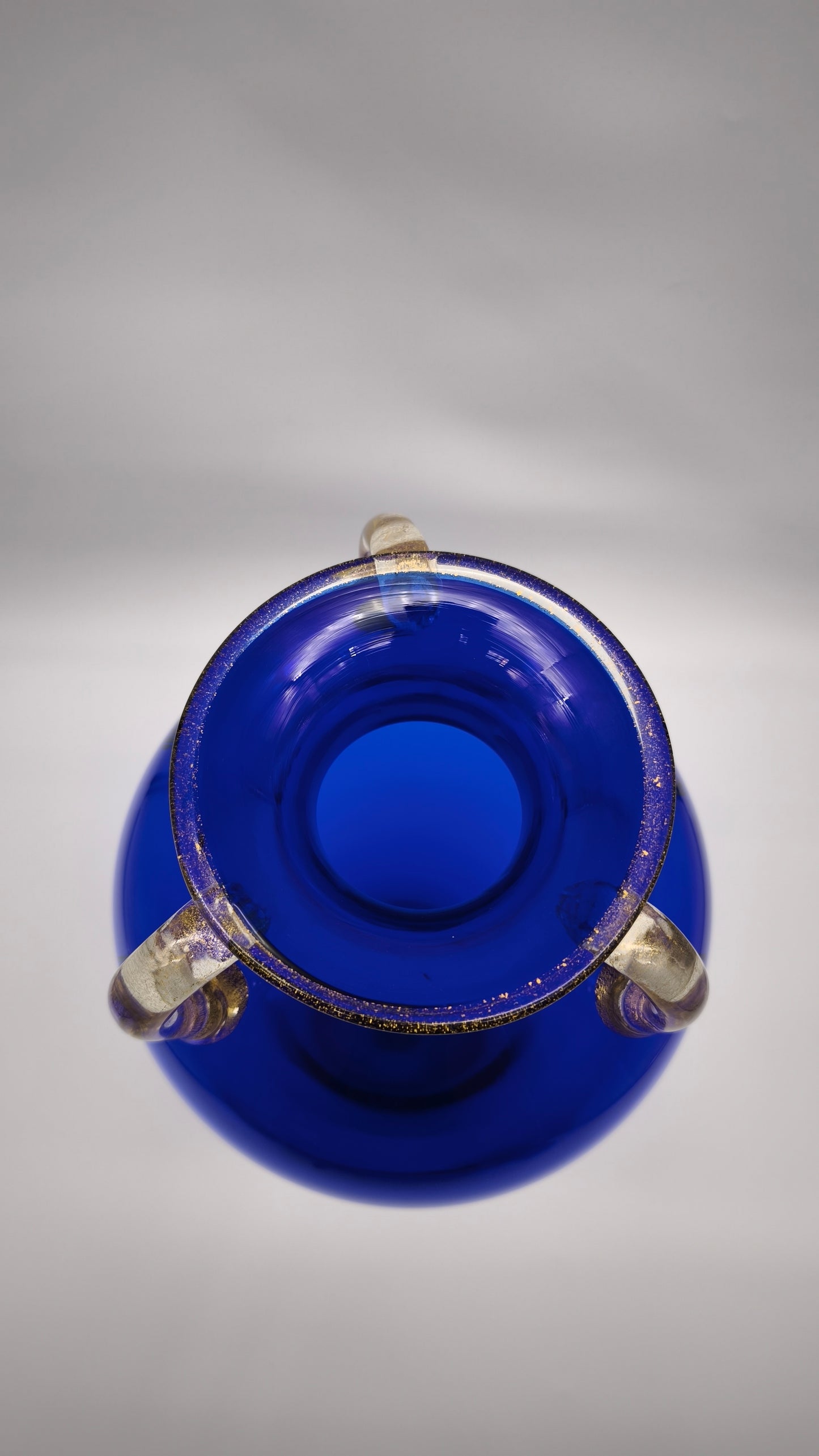 93290 Vaso in vetro soffiato di Murano La Murrina blu con manici dorati
