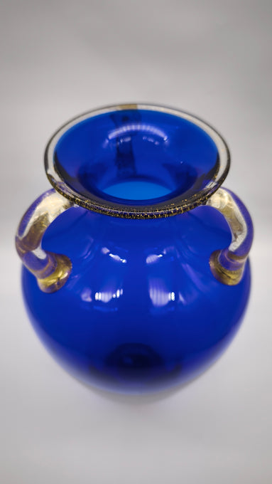 93290 Vaso in vetro soffiato di Murano La Murrina blu con manici dorati