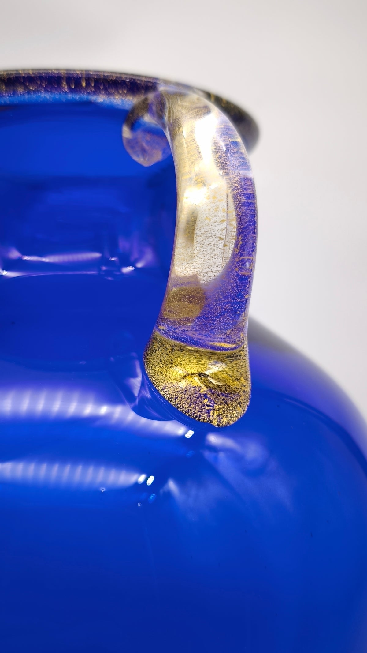 93290 Vaso in vetro soffiato di Murano La Murrina blu con manici dorati