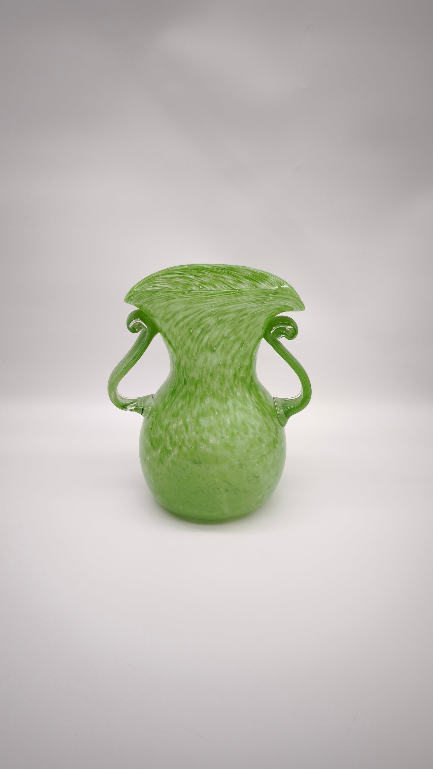 93191 Vaso in vetro soffiato verde con manici