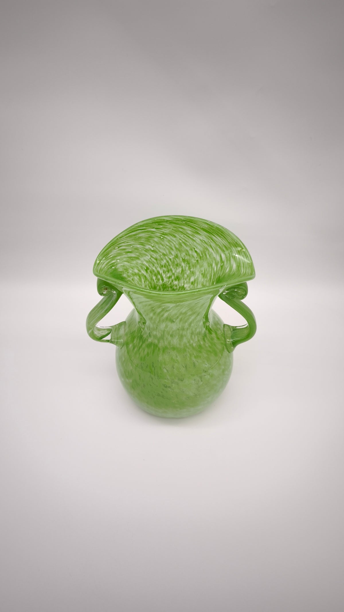 93191 Vaso in vetro soffiato verde con manici