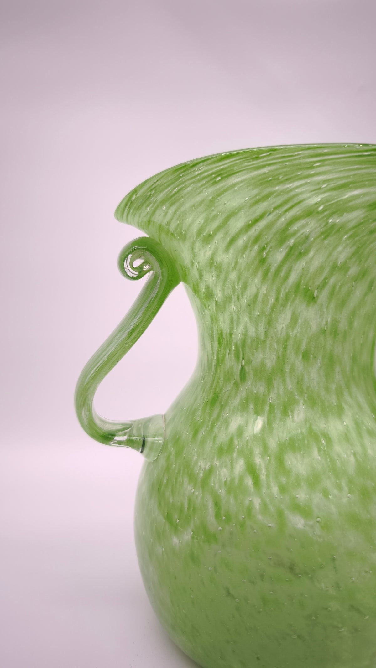93191 Vaso in vetro soffiato verde con manici