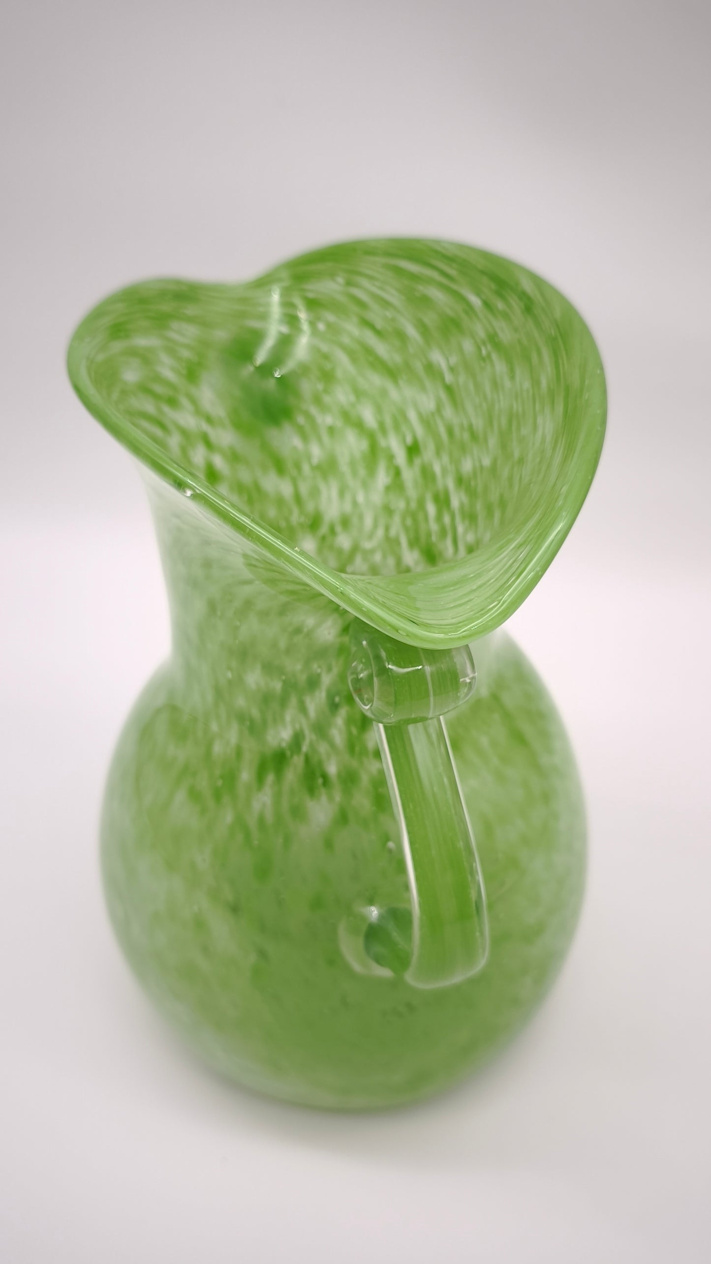 93191 Vaso in vetro soffiato verde con manici