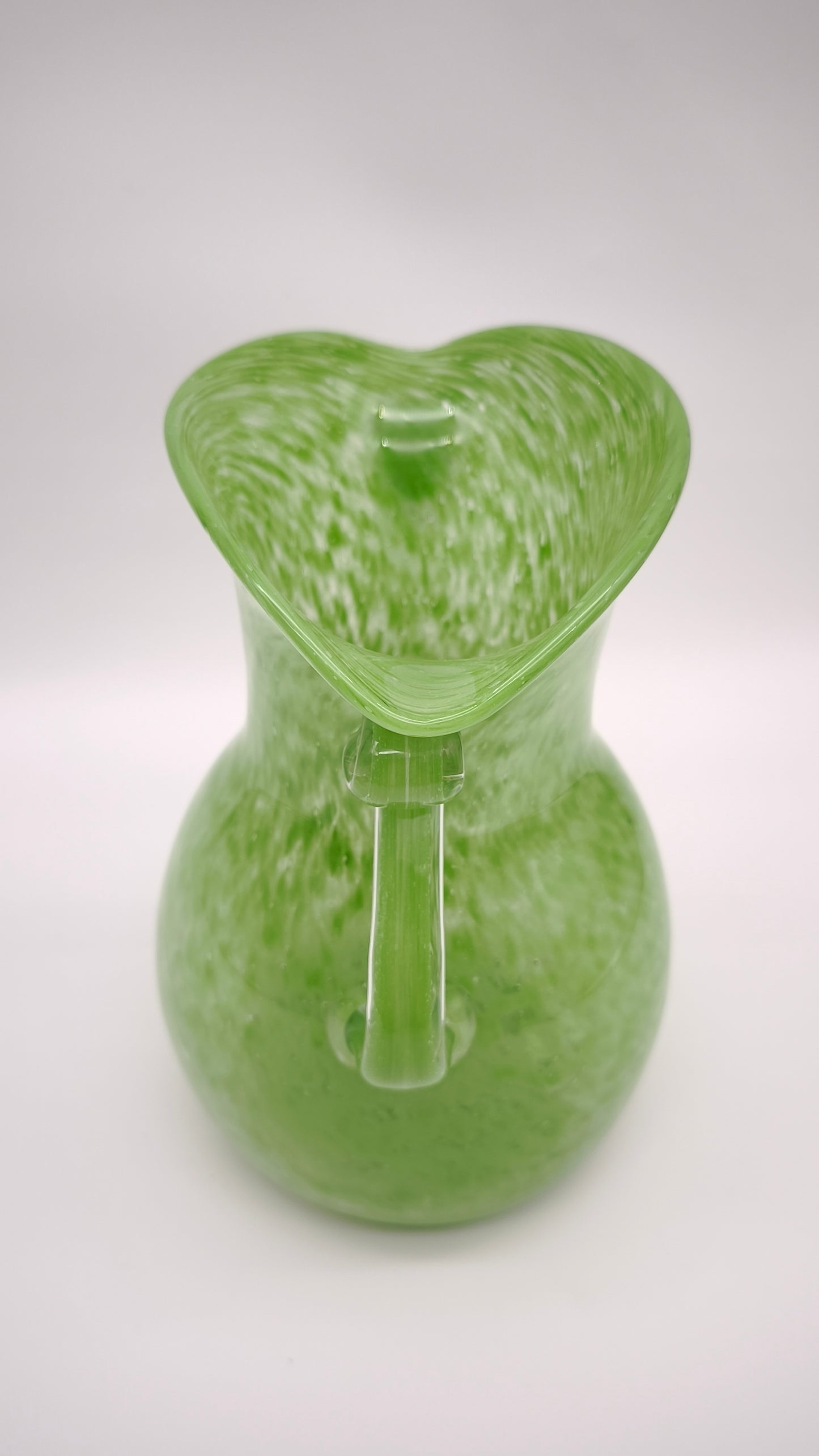 93191 Vaso in vetro soffiato verde con manici