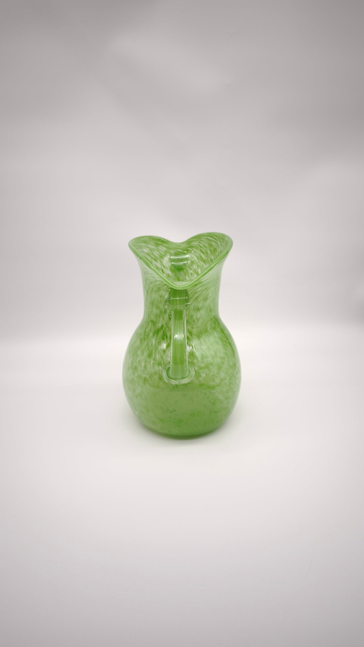 93191 Vaso in vetro soffiato verde con manici