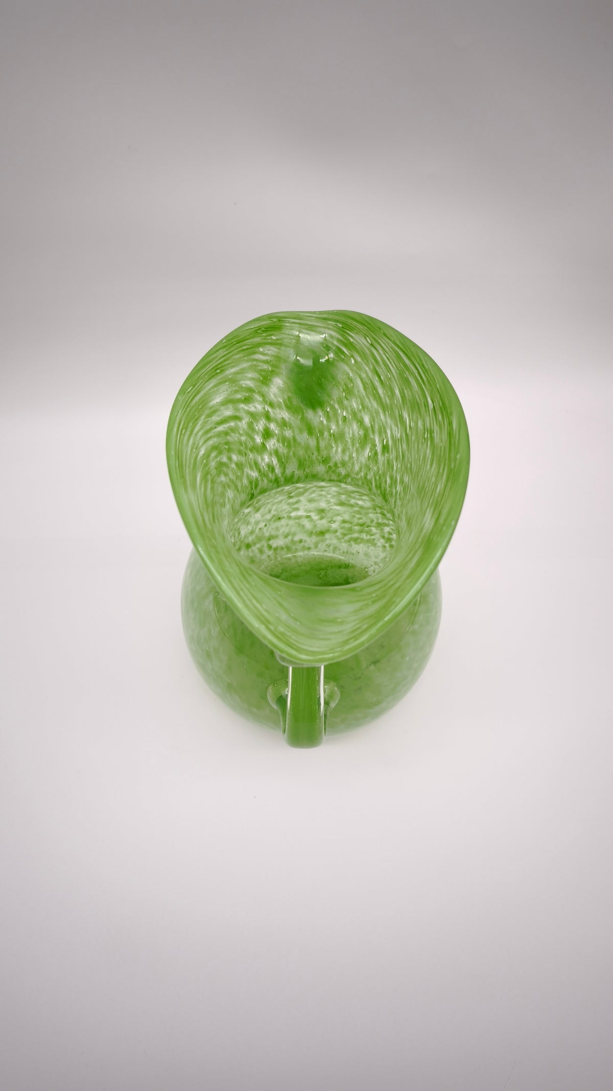 93191 Vaso in vetro soffiato verde con manici