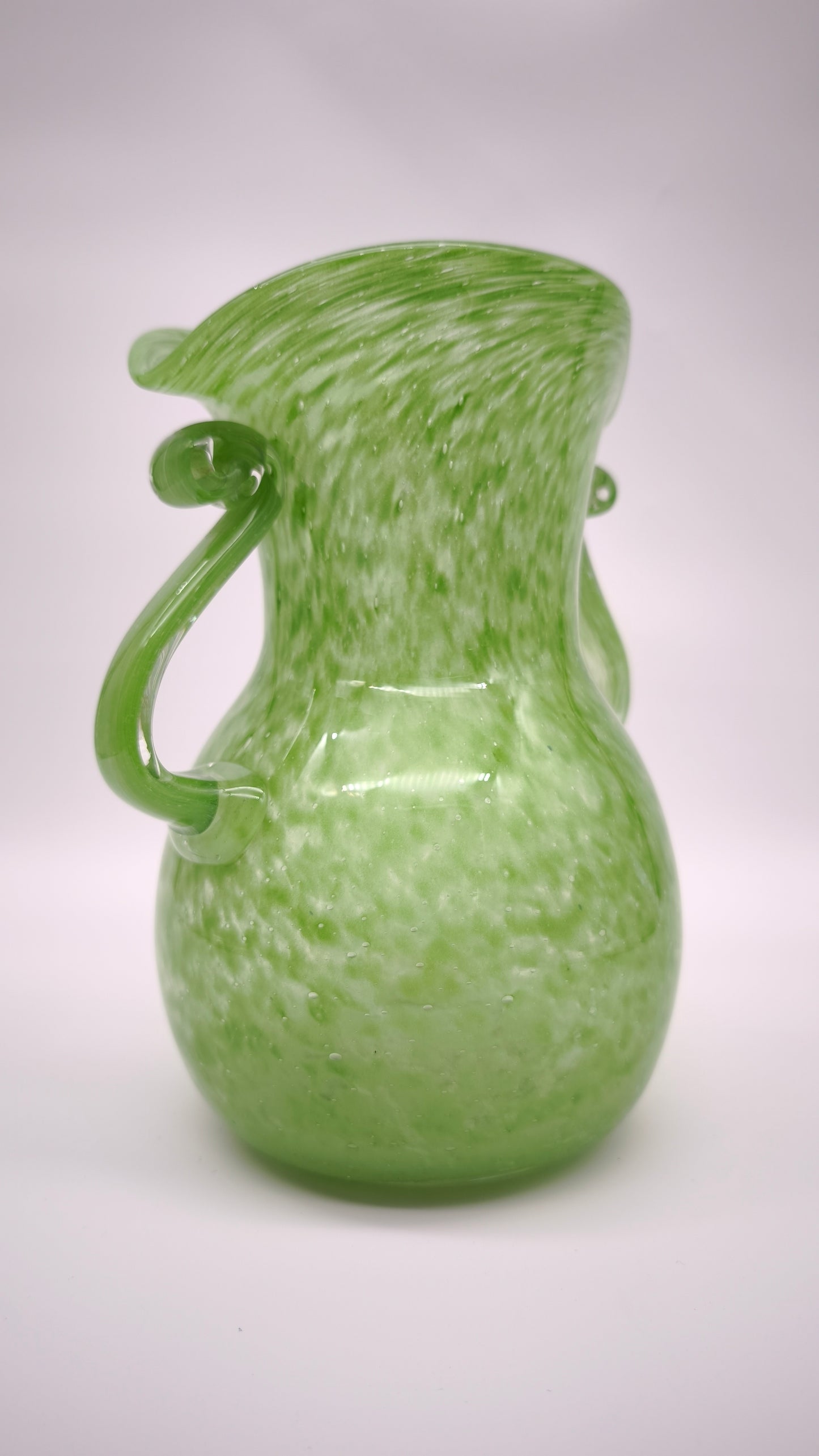 93191 Vaso in vetro soffiato verde con manici