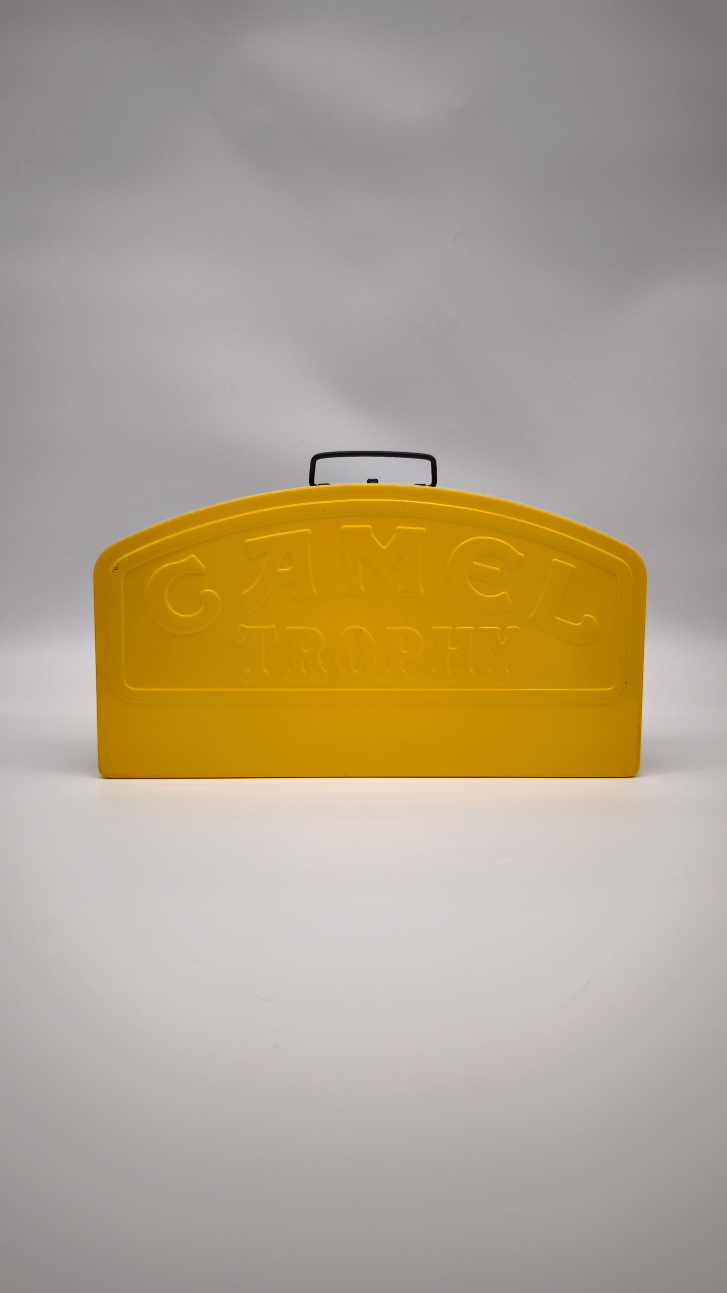 93512 Custodia rigida vintage Camel Trophy gialla e nera in metallo