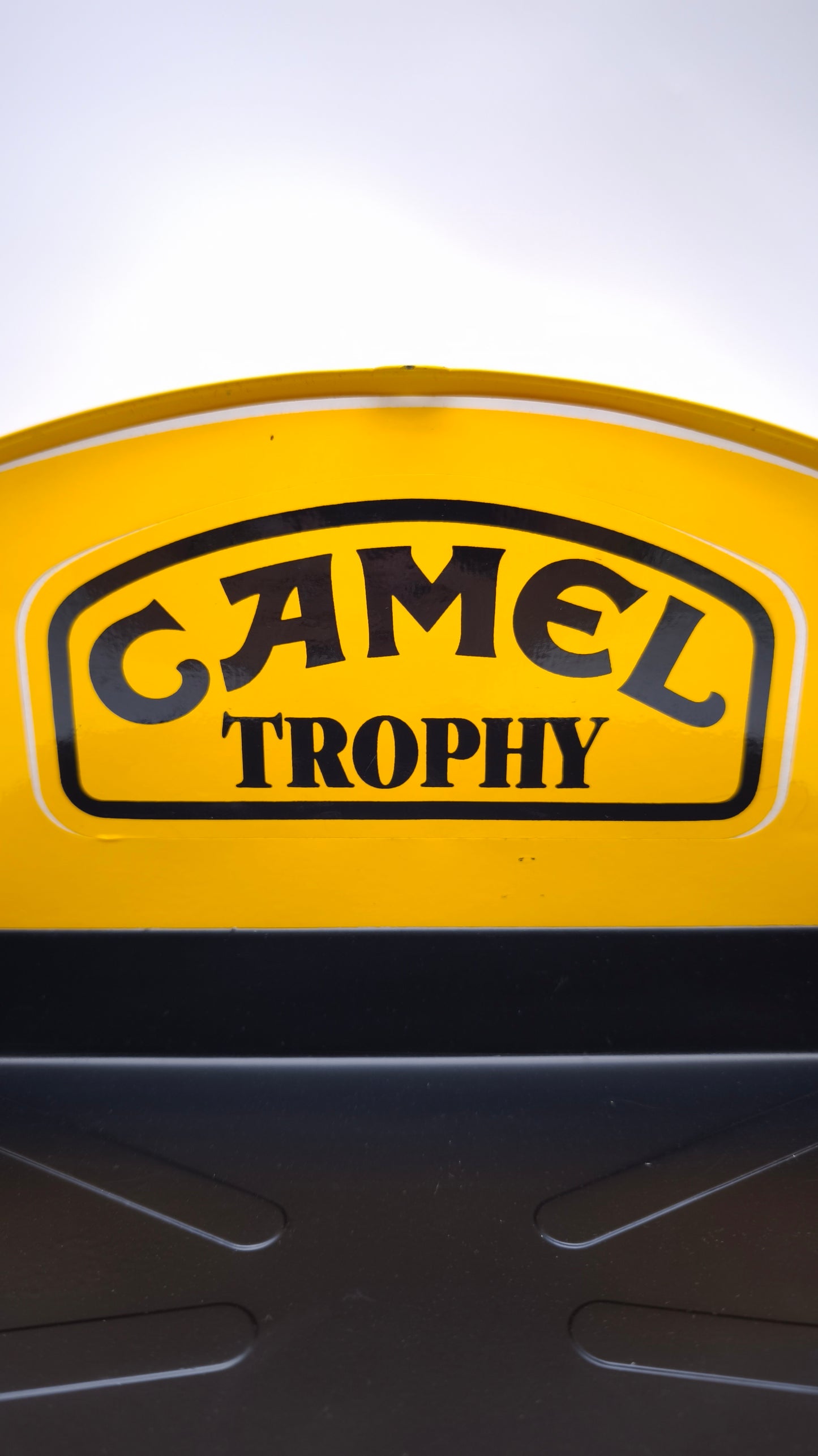 93512 Custodia rigida vintage Camel Trophy gialla e nera in metallo