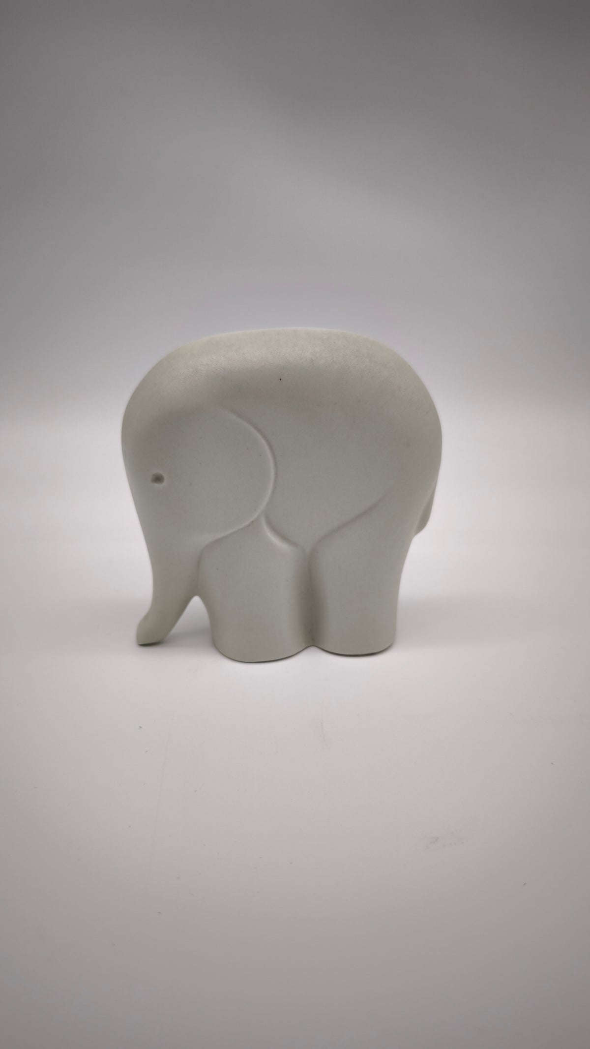 93635 Statuina elefante vintage in porcellana tedesca, Sgrafo