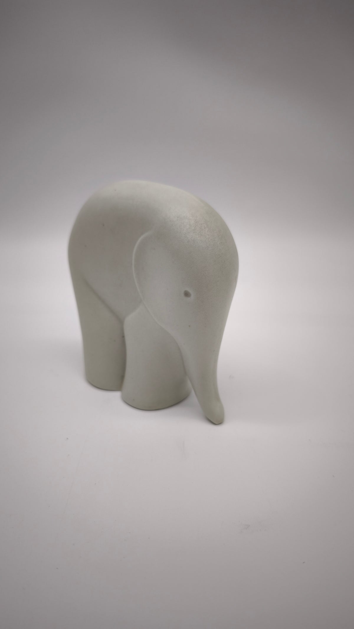 93635 Statuina elefante vintage in porcellana tedesca, Sgrafo
