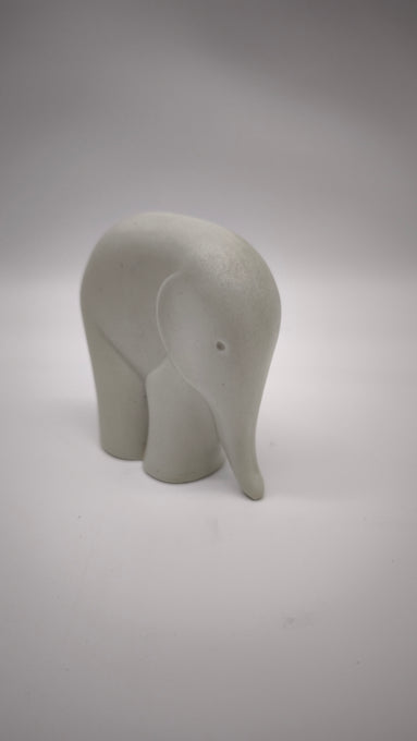 93635 Statuina elefante vintage in porcellana tedesca, Sgrafo