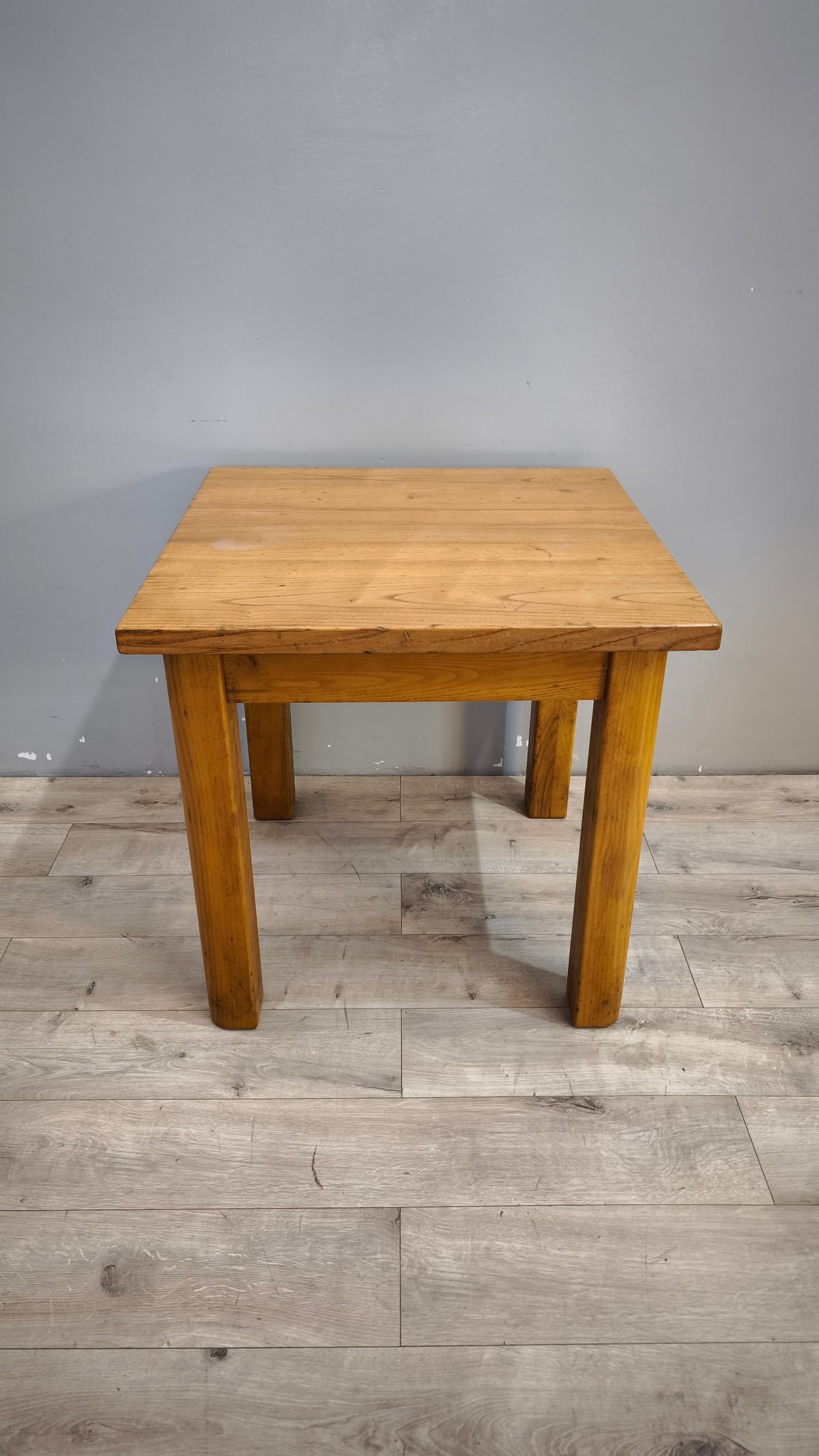 93607 Tavolo in legno con piano quadrato