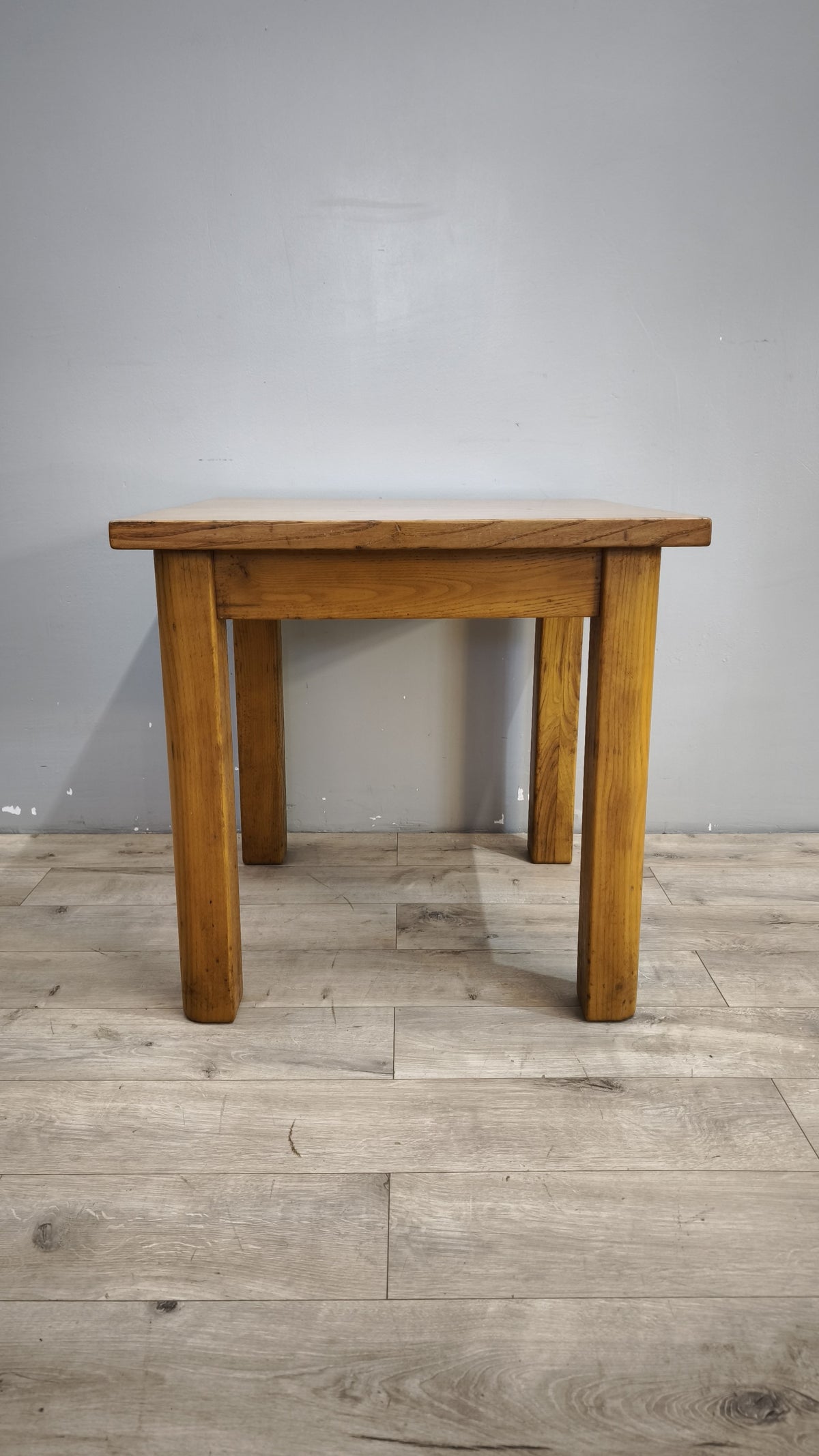 93607 Tavolo in legno con piano quadrato