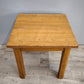 93607 Tavolo in legno con piano quadrato