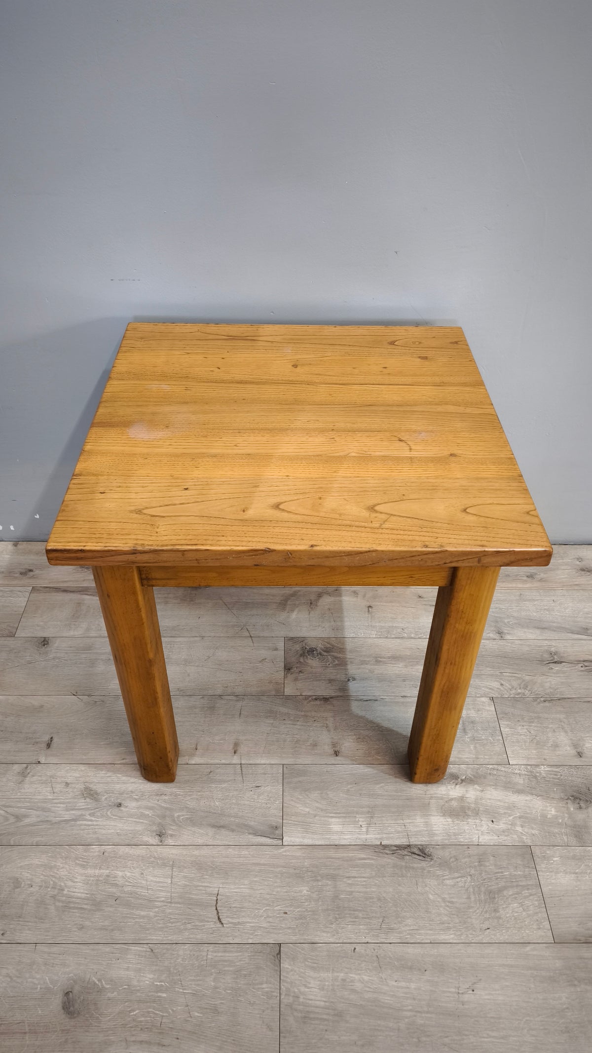 93607 Tavolo in legno con piano quadrato