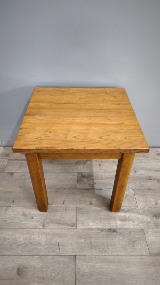 93607 Tavolo in legno con piano quadrato