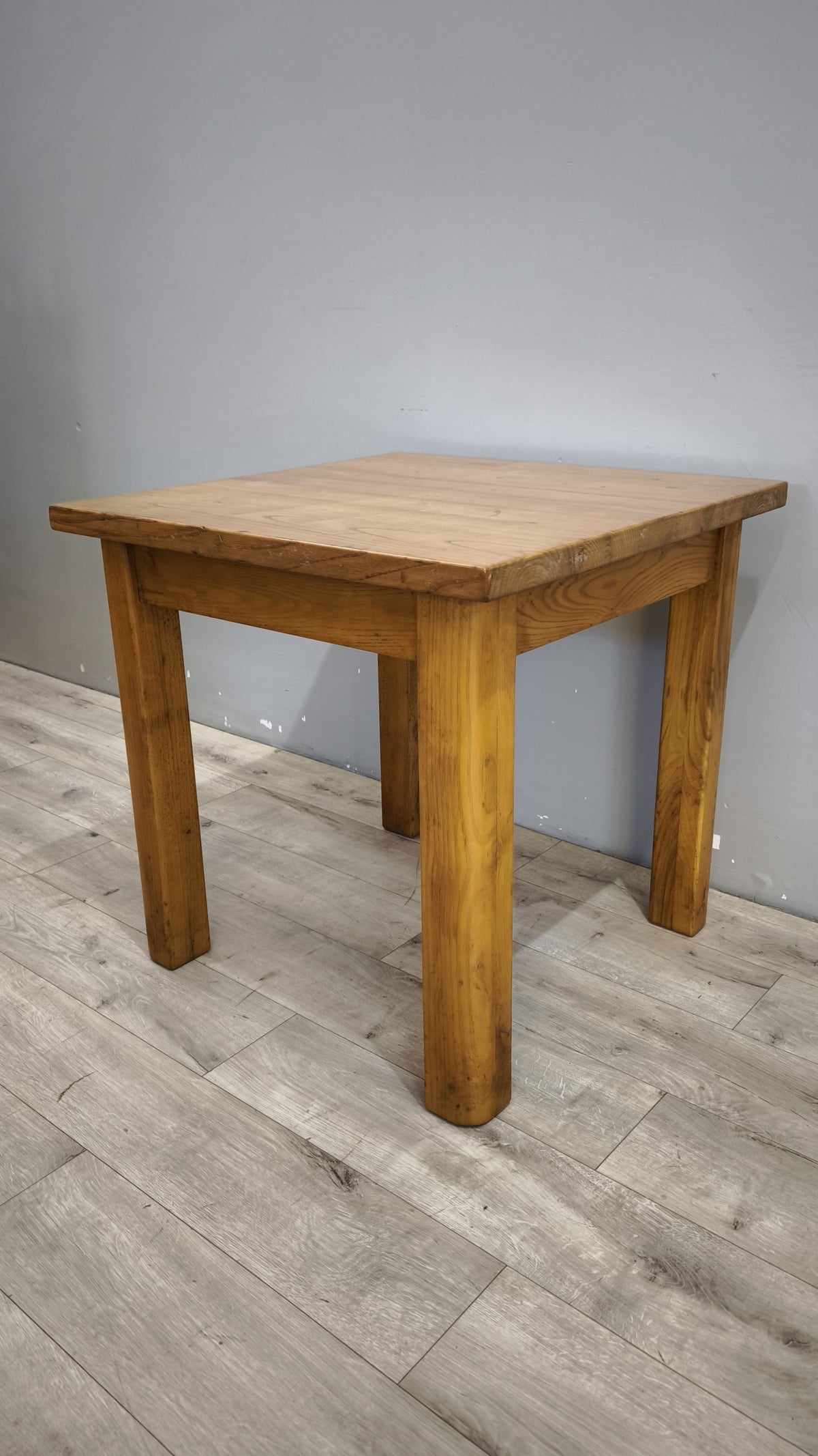 93607 Tavolo in legno con piano quadrato