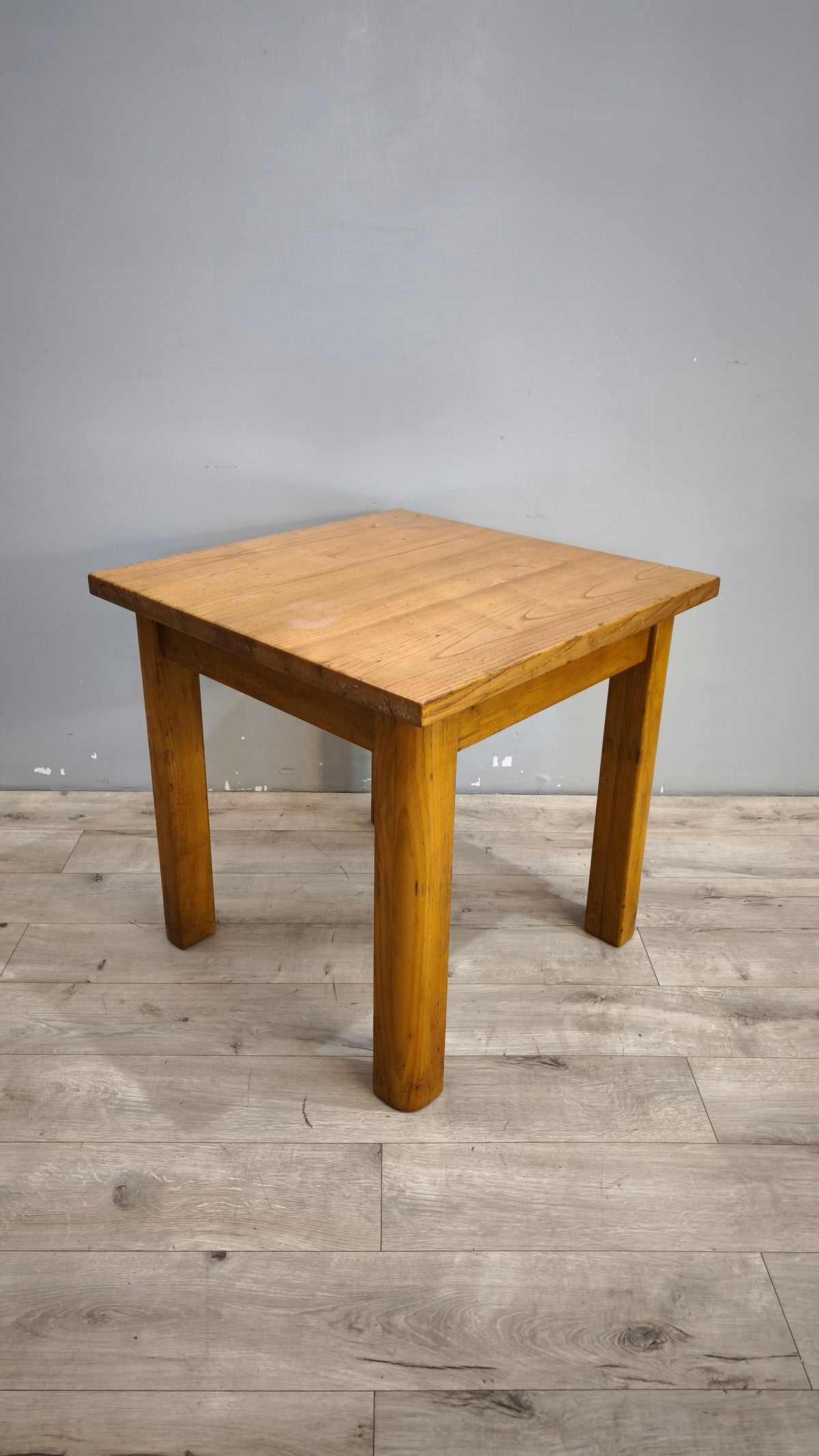93607 Tavolo in legno con piano quadrato