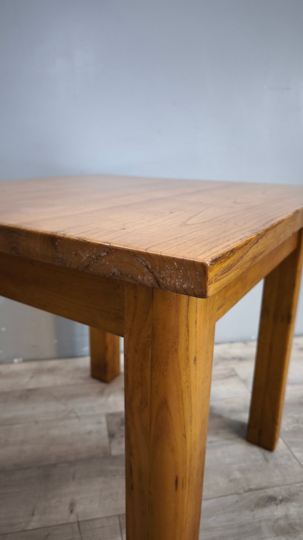 93607 Tavolo in legno con piano quadrato